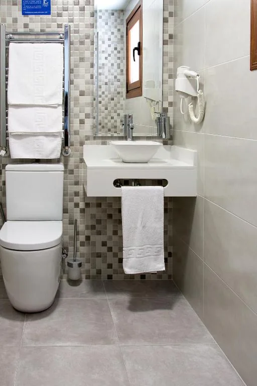 Habitación Triple con balcón — Pensión Laurel Self Check-in