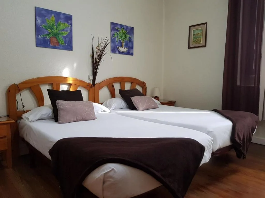 Habitación Doble con baño compartido - 1 o 2 camas — Pensión Leyre
