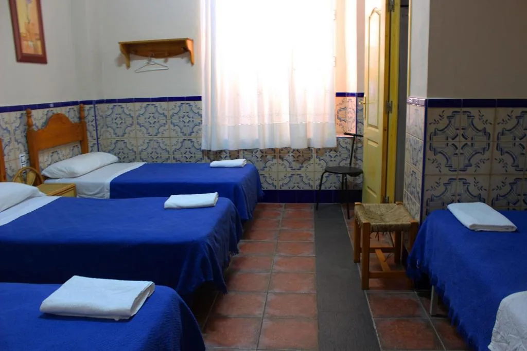 Habitación Cuádruple con baño privado — Pension Lisdos