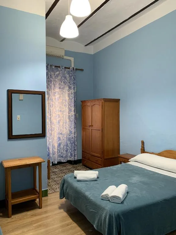 Habitación Triple con baño privado — Pension Lisdos