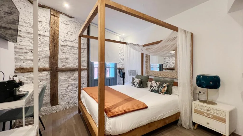 Habitación Doble Deluxe con balcón — Pensión Lo Bilbao
