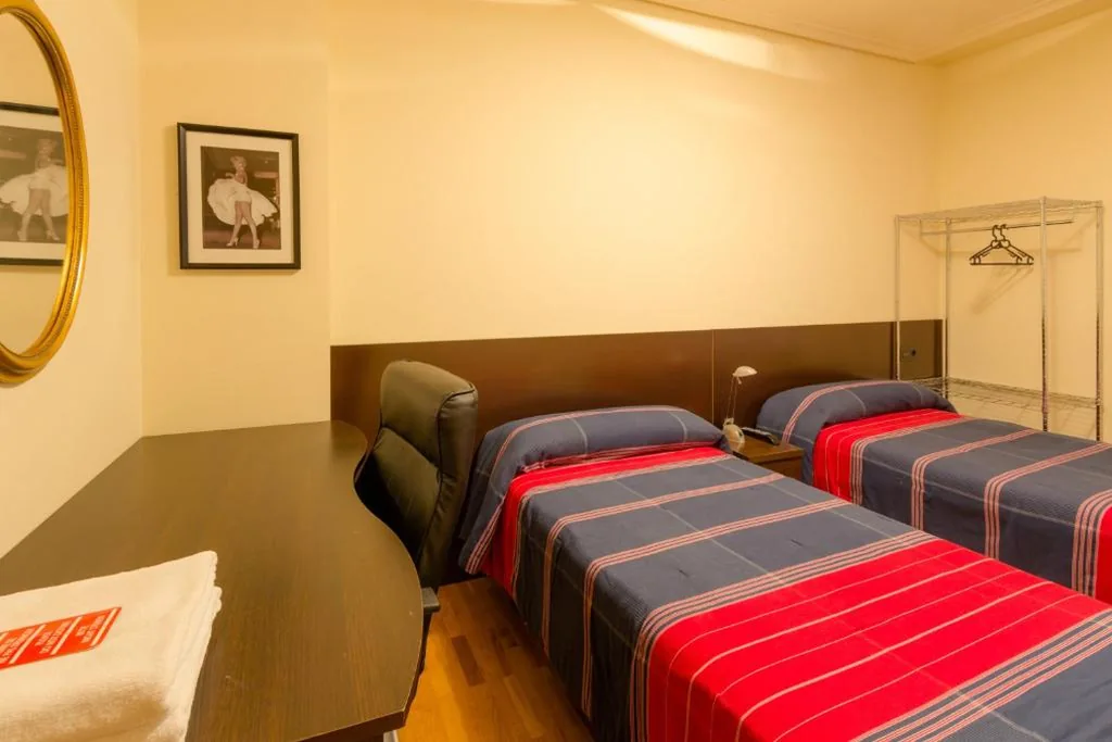 Habitación Doble con baño compartido - 2 camas — Pension Logroño