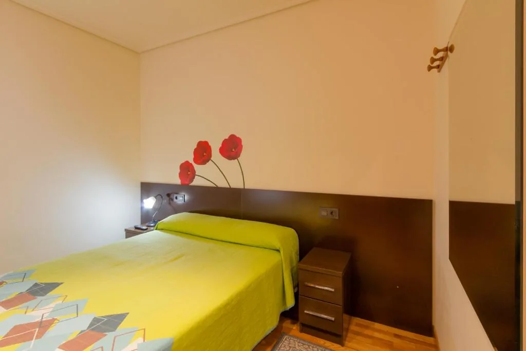 Habitación Doble Económica con baño compartido — Pension Logroño