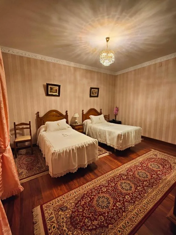 Economy-Doppelzimmer - 2 Betten - Innen — Pension Lorea