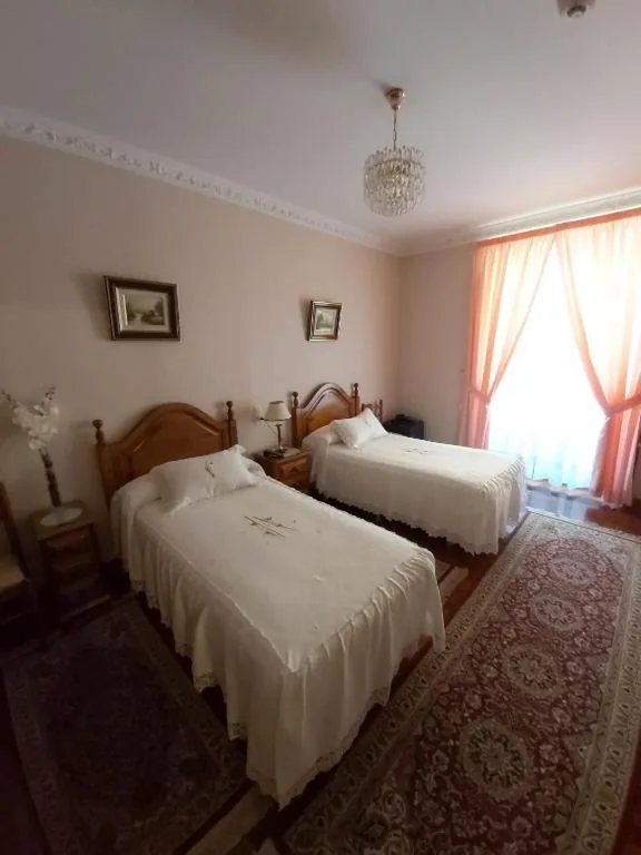 Dreibettzimmer mit eigenem Bad — Pension Lorea