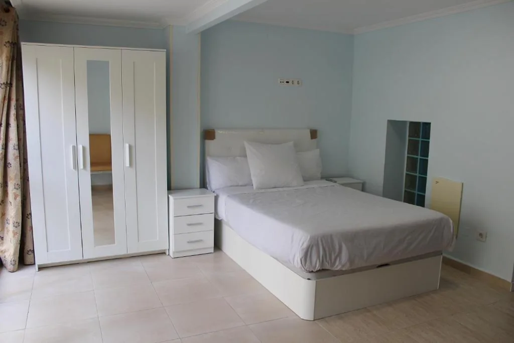 Habitación Cuádruple con baño privado — Pensión Los Angeles