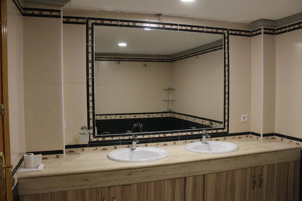 Habitación Doble con baño privado — Pensión Los Angeles