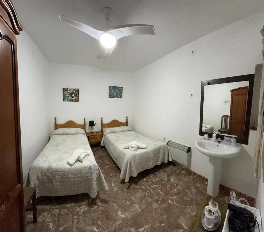 Habitación Doble con baño compartido - 1 o 2 camas — Pensión Los Arcos