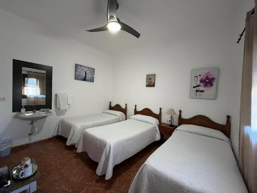 Habitación Doble con cama supletoria y baño compartido — Pensión Los Arcos
