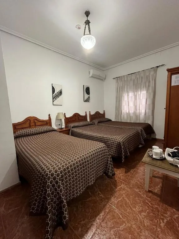 Habitación Doble con cama supletoria y baño privado — Pensión Los Arcos