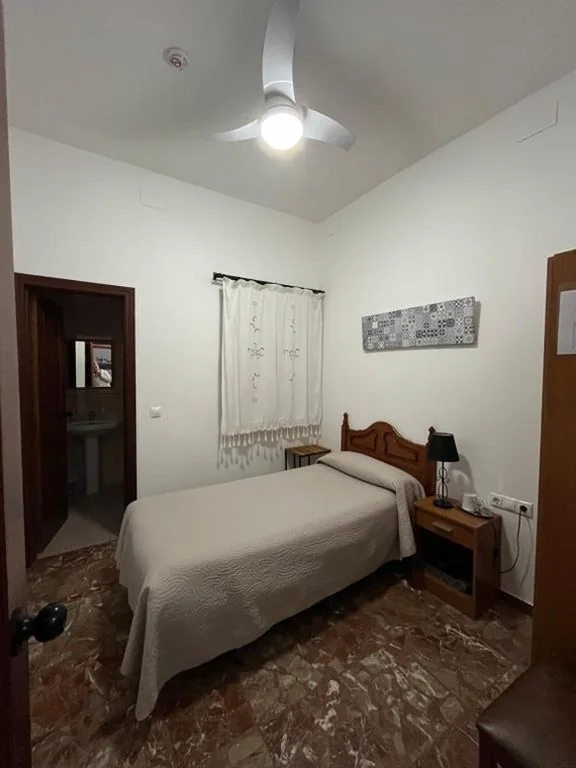 Habitación Individual con baño privado — Pensión Los Arcos