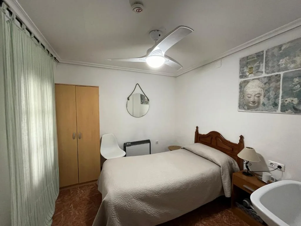 Habitación Individual con ducha y aseo compartidos — Pensión Los Arcos