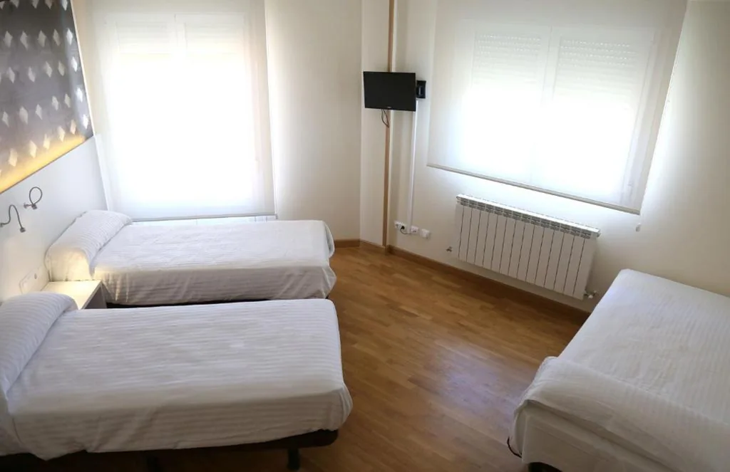 Dreibettzimmer mit eigenem Bad — Pension los Arcos