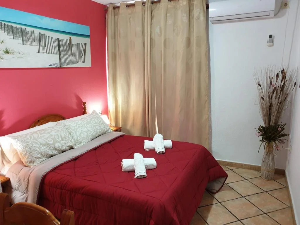 Habitación con cama grande y vistas al mar — Pension los Verdiales