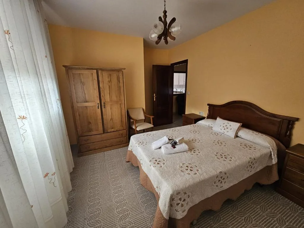 Apartment mit 2 Schlafzimmern, Terrasse und Meerblick — Pensión Lubina