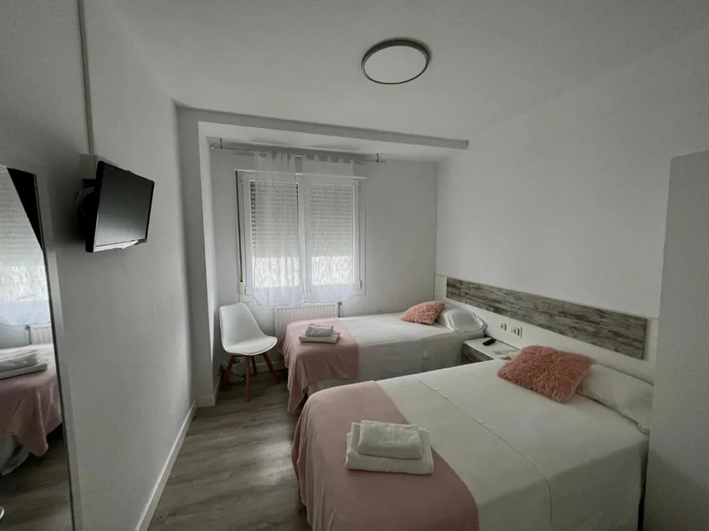 Habitación Estándar con baño compartido - 2 camas — Pensión Luzía - Optional Auto Check-in