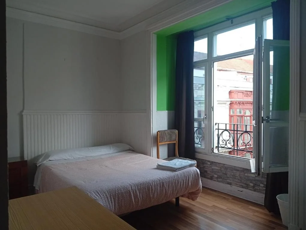 Habitación Doble Estándar con baño compartido — Pensión Manoli