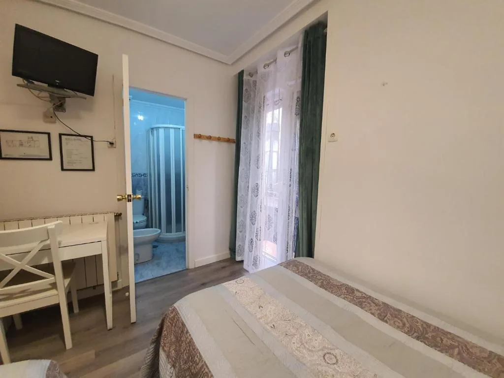 Camera doppia economica con bagno privato - 2 letti — Pensión Martín