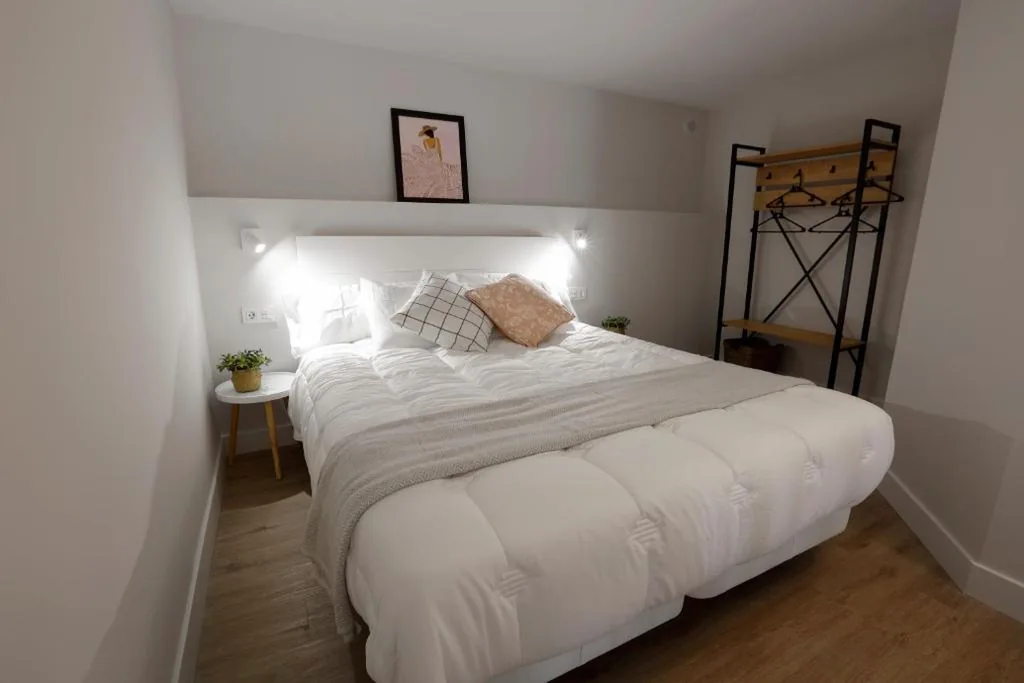 Tweepersoonskamer met extra bed — Pension Mendi Azpi Rooms