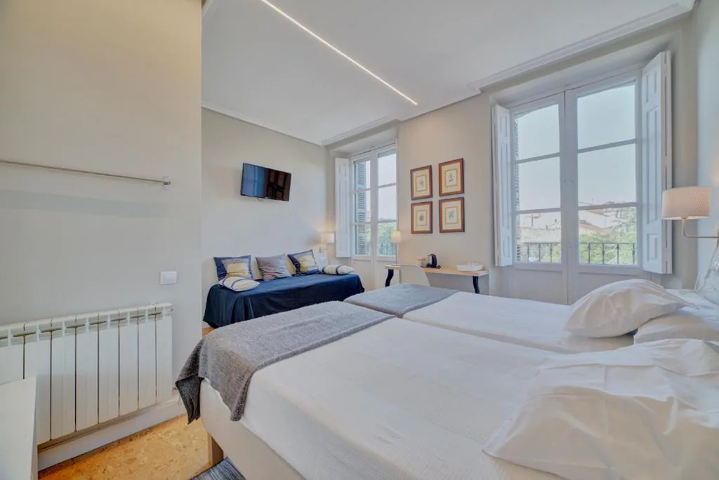 Habitación Doble con baño privado externo - 2 camas — Pensión Mendi