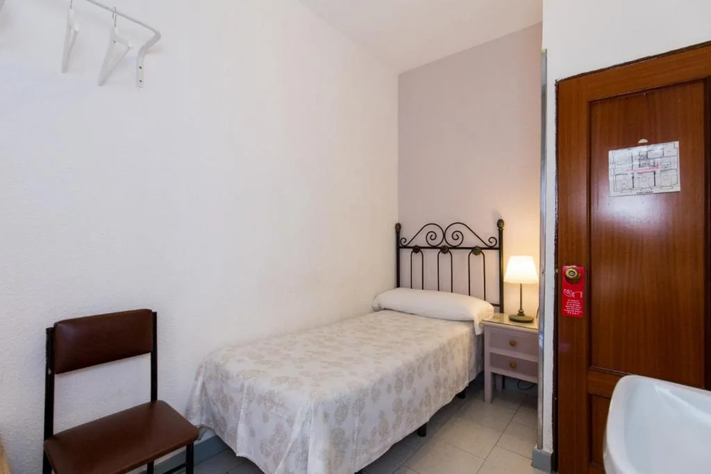 Habitación Individual con baño compartido — Pension Mesones