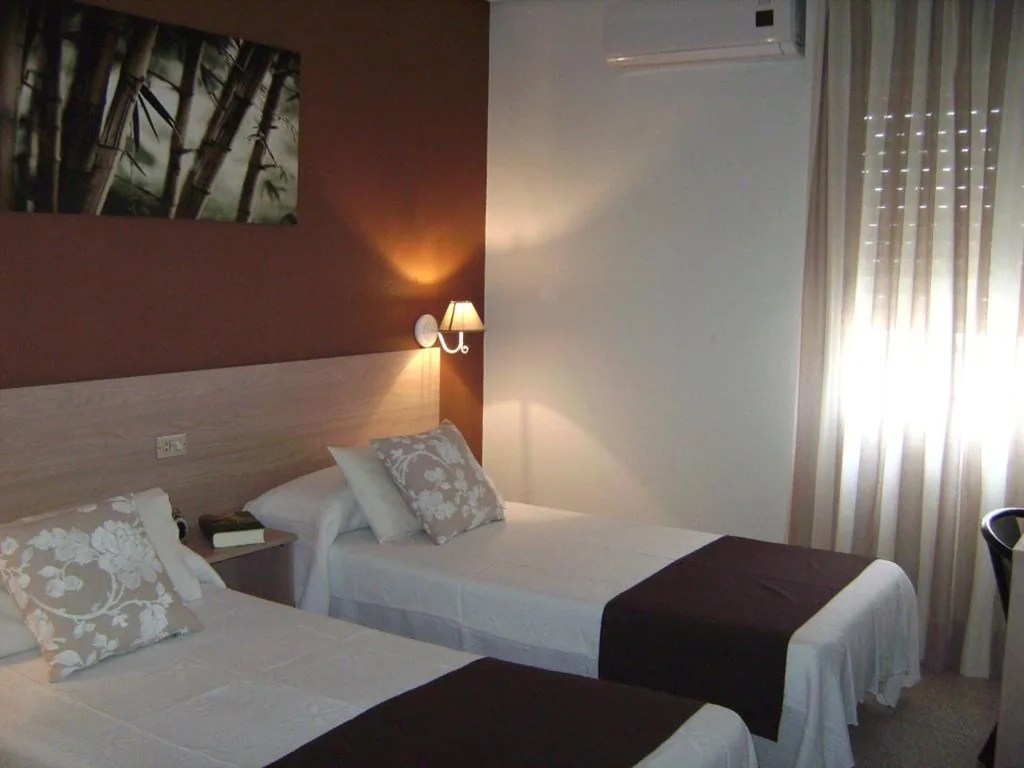 Tweepersoonskamer - 1 of 2 bedden — Pension Miami