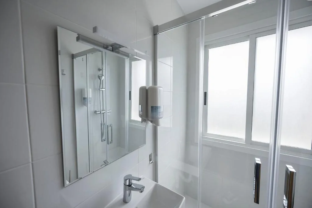 Habitación Doble con baño privado - 2 camas — Pensión Mirador de Rourís