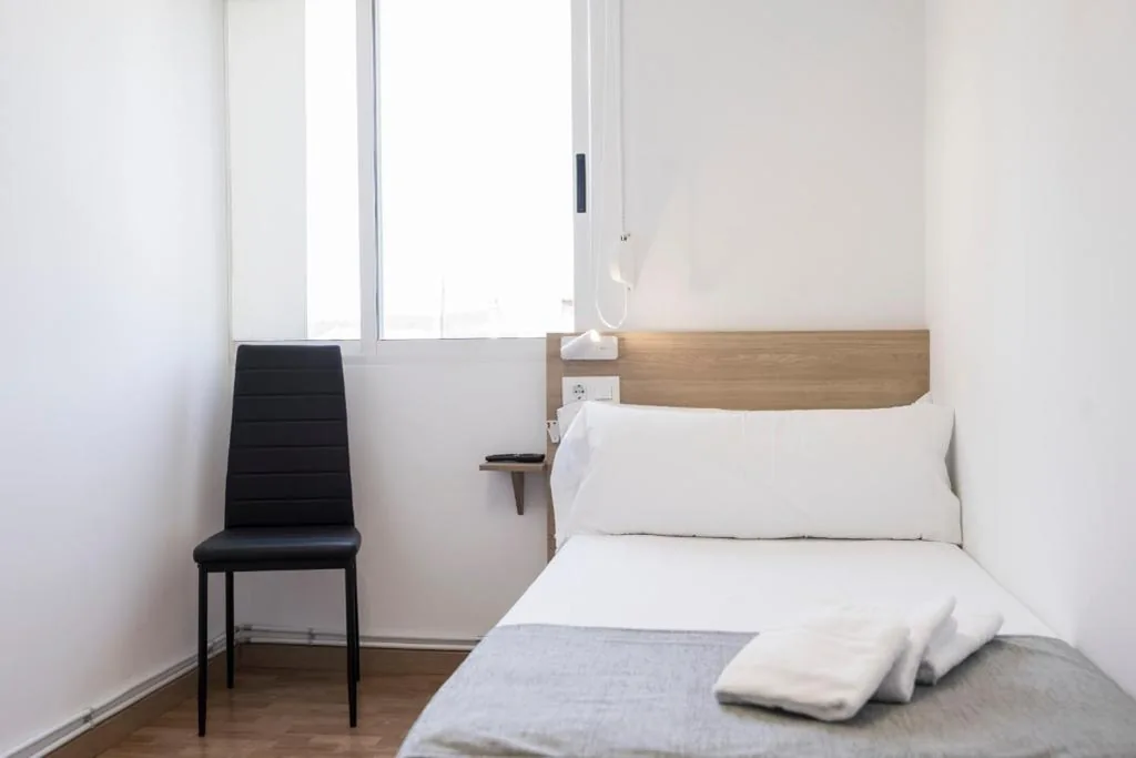 Habitación Individual con baño compartido — Pensión Mirador de Rourís
