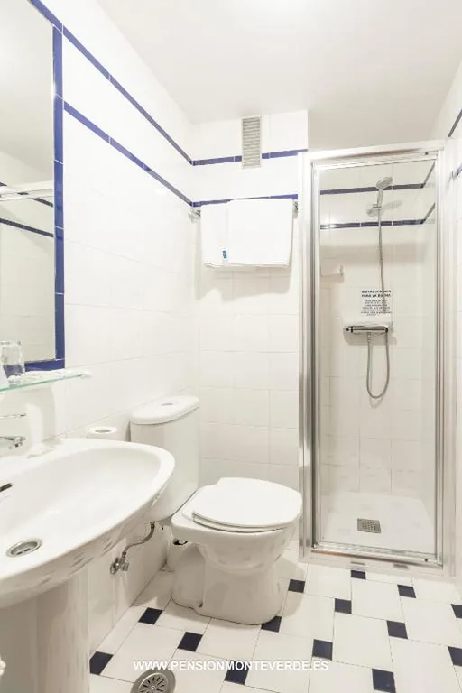 Dreibettzimmer mit Dusche — Pension Monteverde