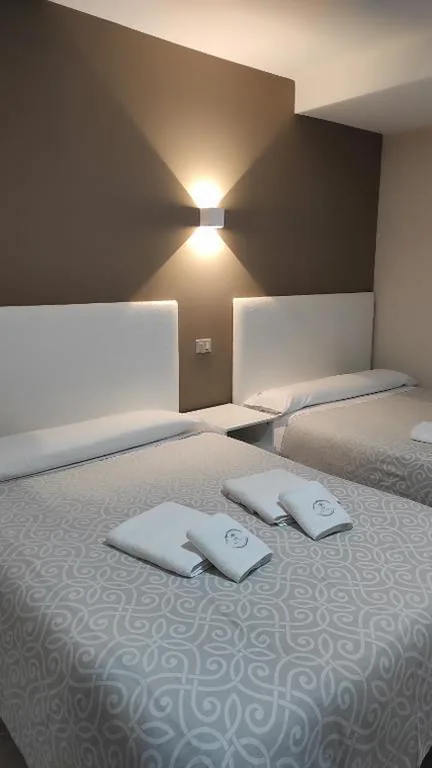 Habitación Doble - 2 camas dobles — Pensión NAVIA A Pontenova