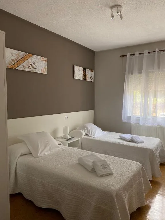 Habitación Estándar con baño compartido - 2 camas — Pensión NAVIA A Pontenova