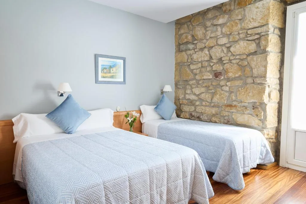 Chambre Triple avec balcon — Pensión Nuevas Artes