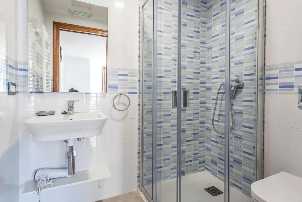 Camera familiare con bagno — Pensión O Castelo