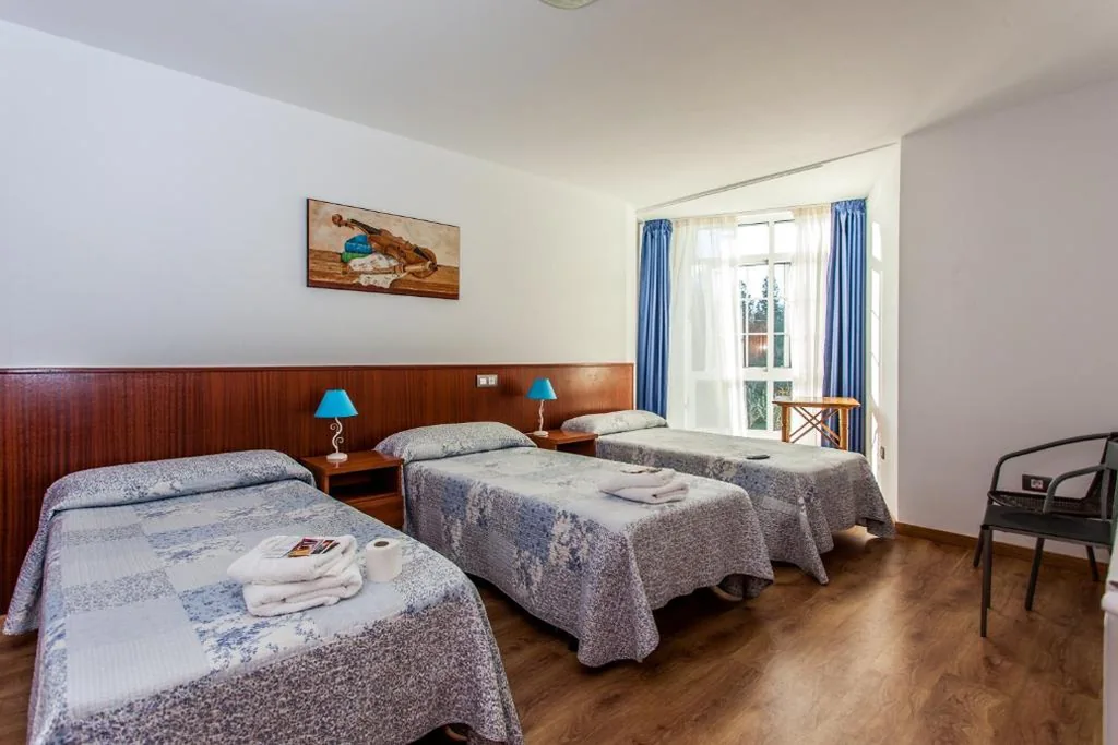 Camera familiare con bagno — Pensión O Castelo