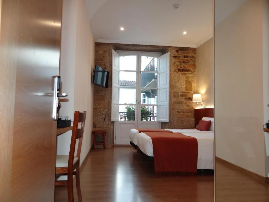 Habitación Doble Superior - 2 camas — Pensión O Códice by Moradas Nieto
