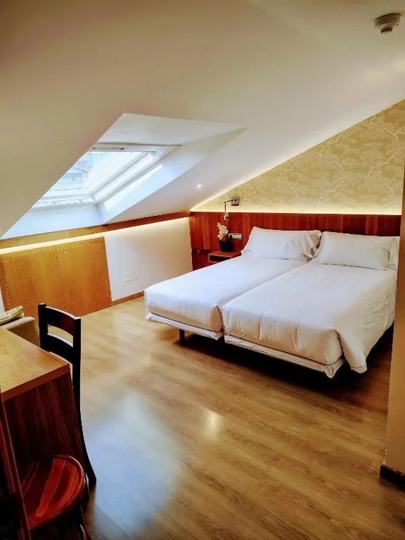 Habitación Doble Superior Ático - 2 camas — Pensión O Códice by Moradas Nieto