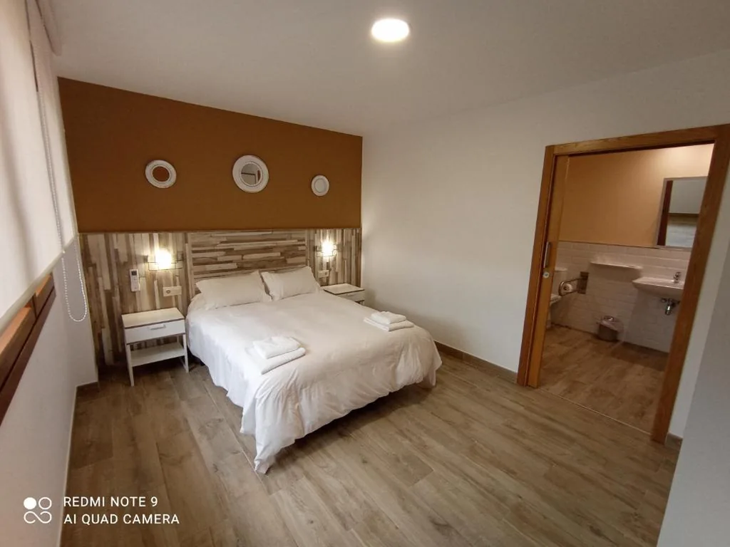 Barrierefreies Doppelzimmer für Personen mit eingeschränkter Mobilität — Pensión O Escondidino
