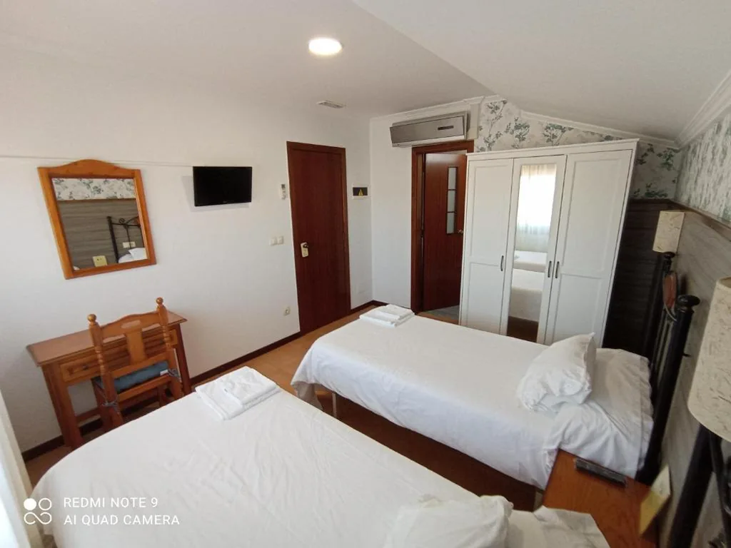 Doppelzimmer mit eigenem Bad – 2 Betten — Pensión O Escondidino