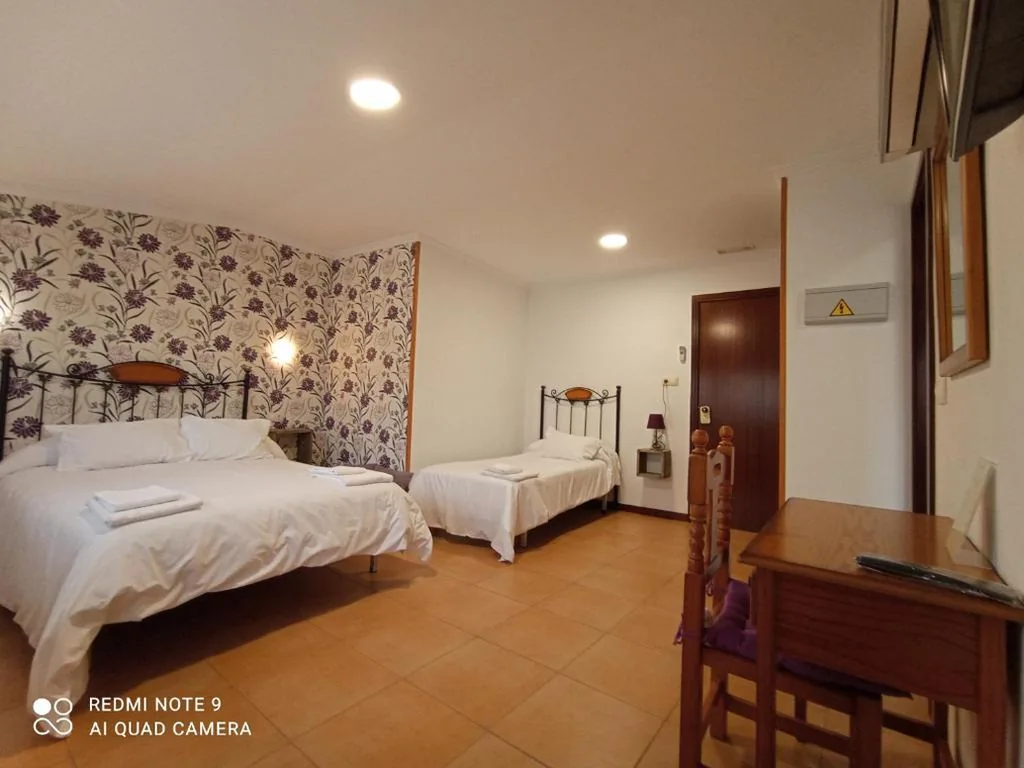 Dreibettzimmer mit Badewanne — Pensión O Escondidino