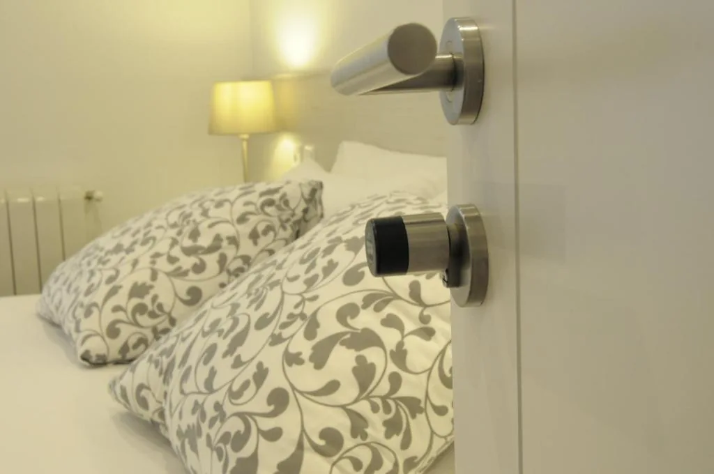 Tweepersoonskamer met eigen badkamer - 1 of 2 bedden — Pensión Old City House