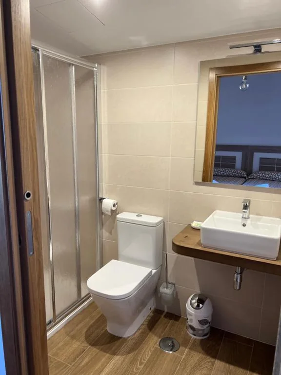 Habitación Doble con baño privado — PENSION ORUEIRO VILASERIO