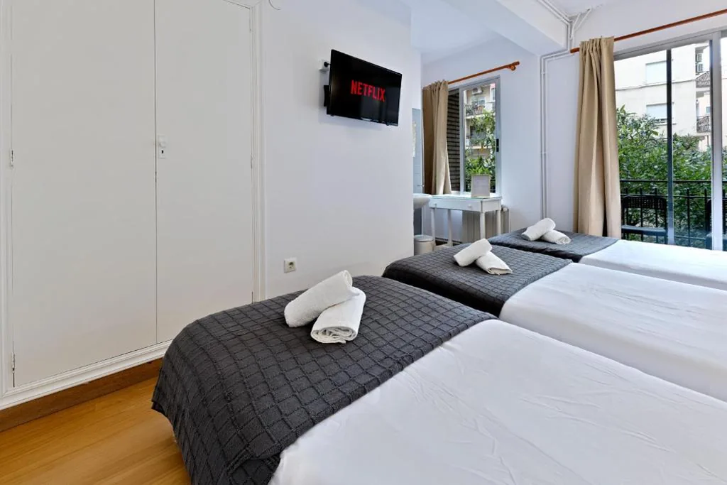 Dreibettzimmer mit Balkon — Pensión Parc Central