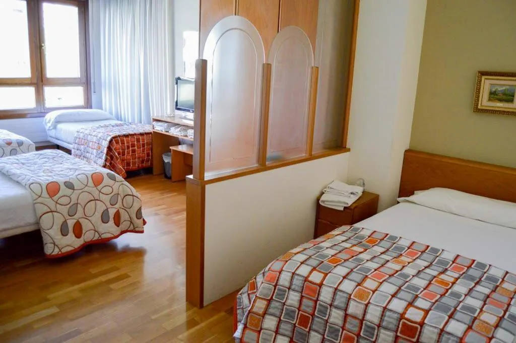 Quarto Familiar com casa de banho partilhada — Pension Payvi