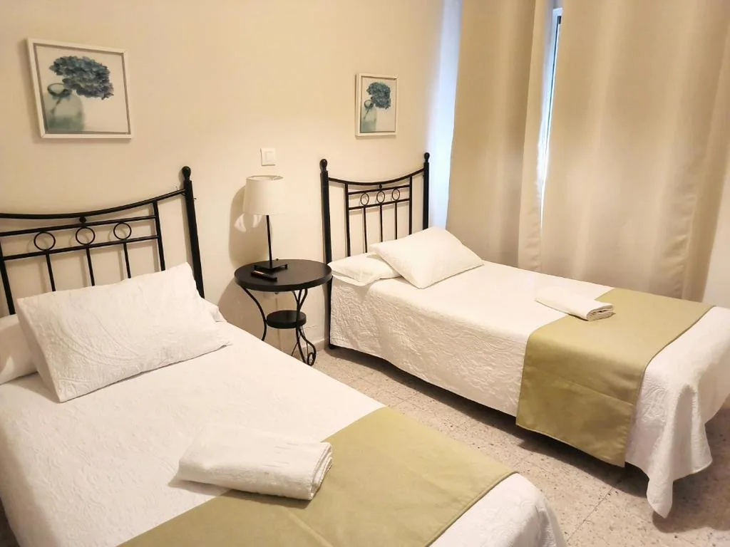 Chambre Double avec salle de bains privative - 2 lits — Pension Perez Montilla