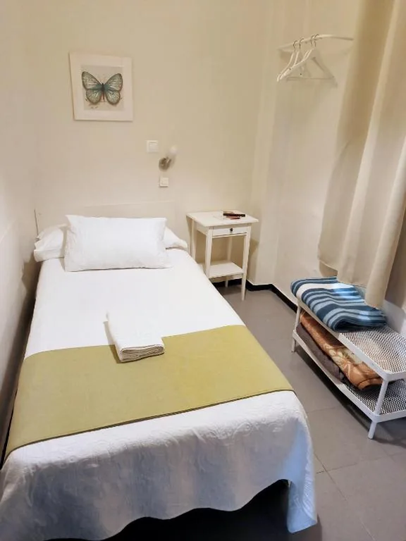 Chambre Individuelle avec salle de bains commune — Pension Perez Montilla