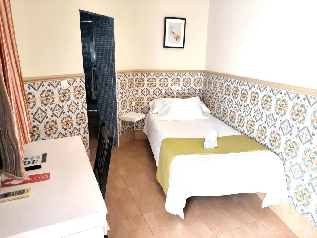 Chambre Individuelle avec salle de bains privative — Pension Perez Montilla