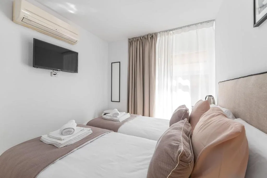 Habitación Doble con baño compartido — Pensión Plaza América