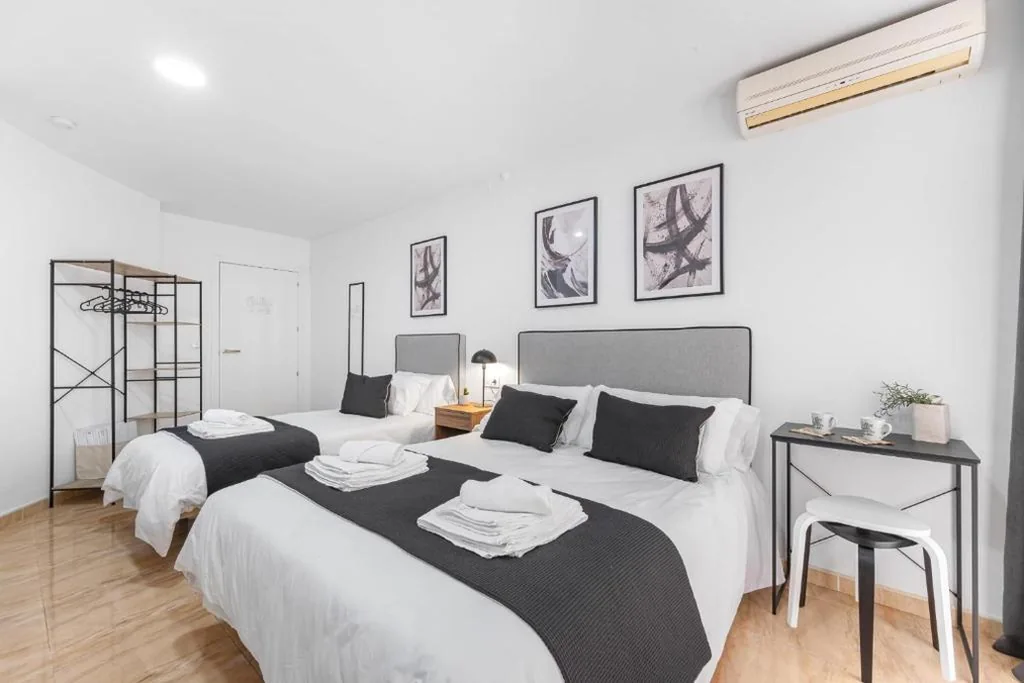 Habitación Familiar con baño compartido — Pensión Plaza América