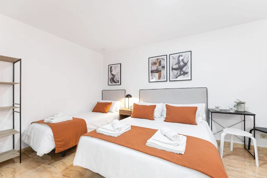 Habitación Familiar con baño privado — Pensión Plaza América