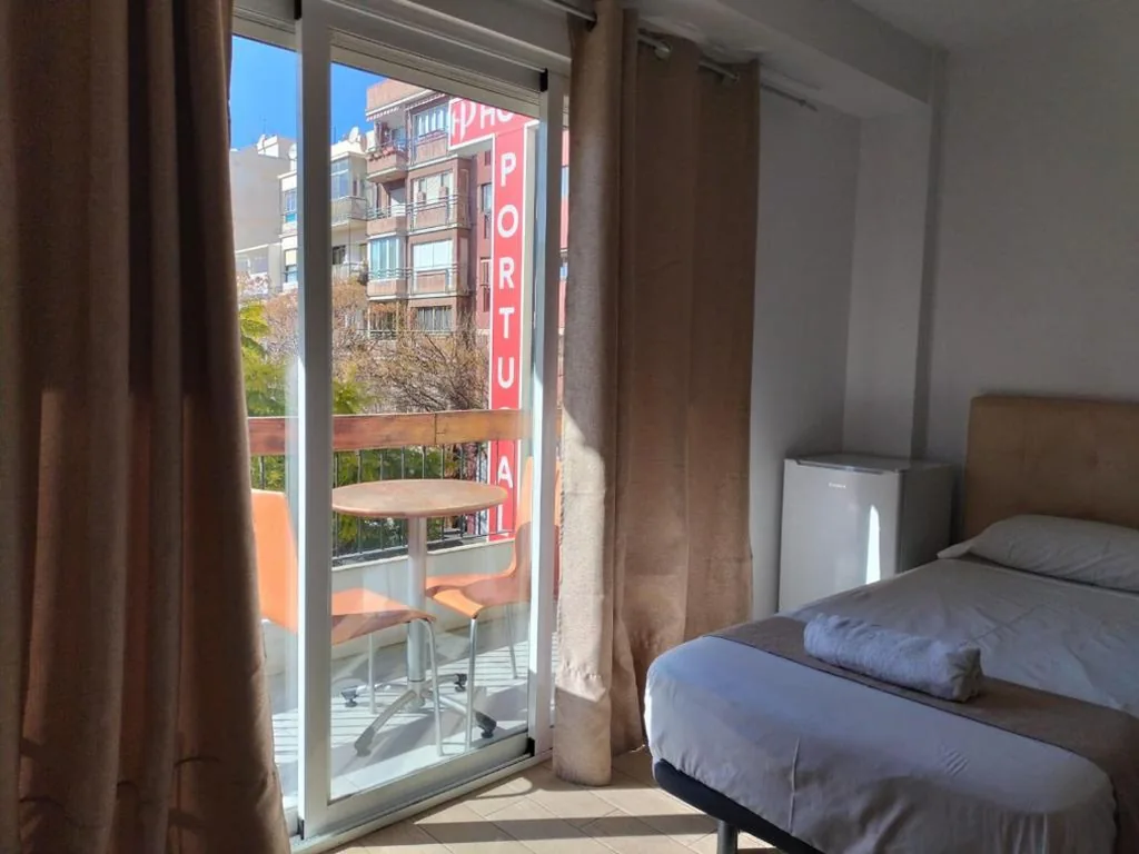 Habitación Doble Estándar con baño compartido — Pensión Portugal